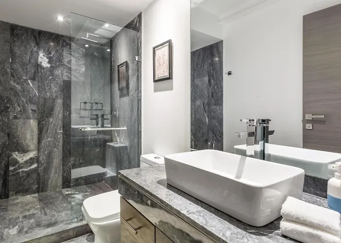 Uppermost 3br, Gym, Roofgarden. Socrates *